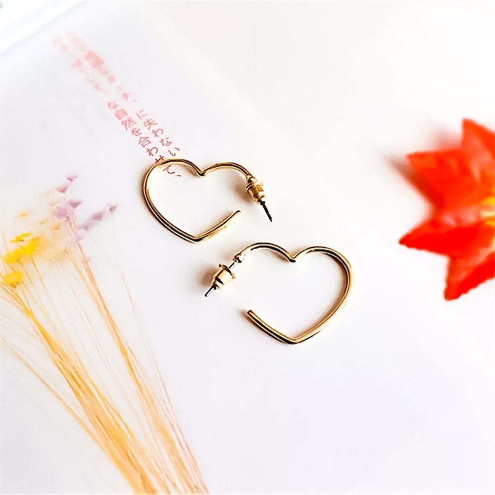 ⚜️[𝟯/$𝟭𝟴]⚜️Gold Heart Simple Hoop Earrings NEW - Picture 3 of 8